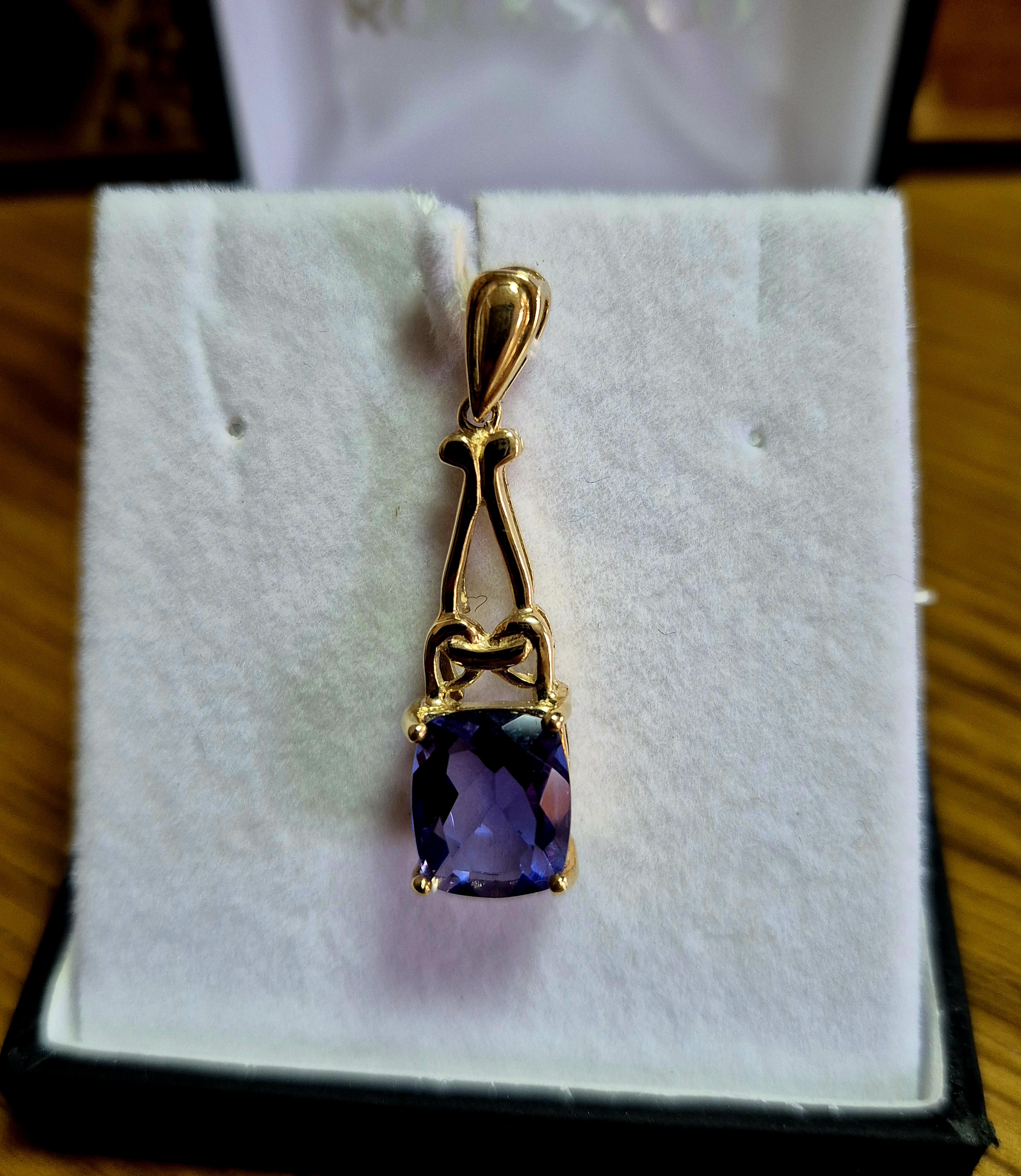 9k Gold pendant with Fluorites stone
