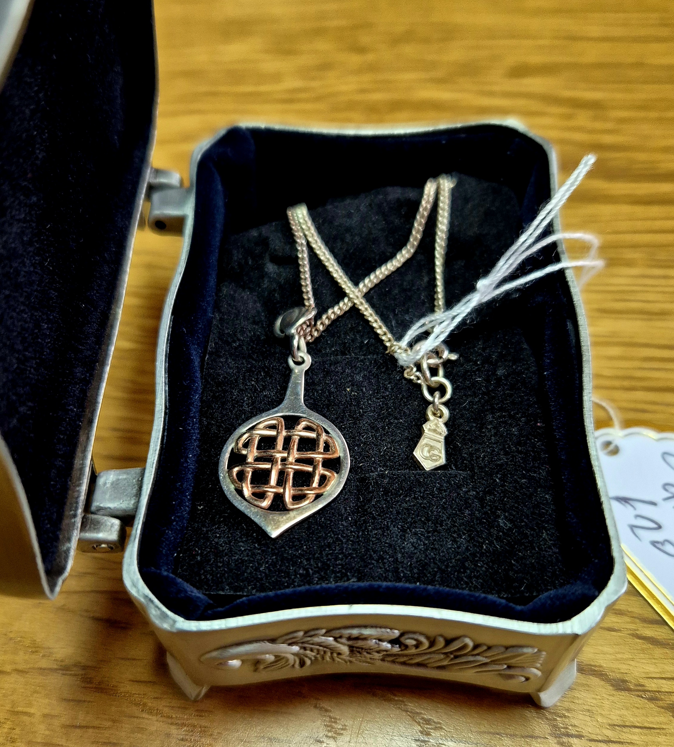 Stunning 9k Gold Clogau pendant and chain in nice metal box 