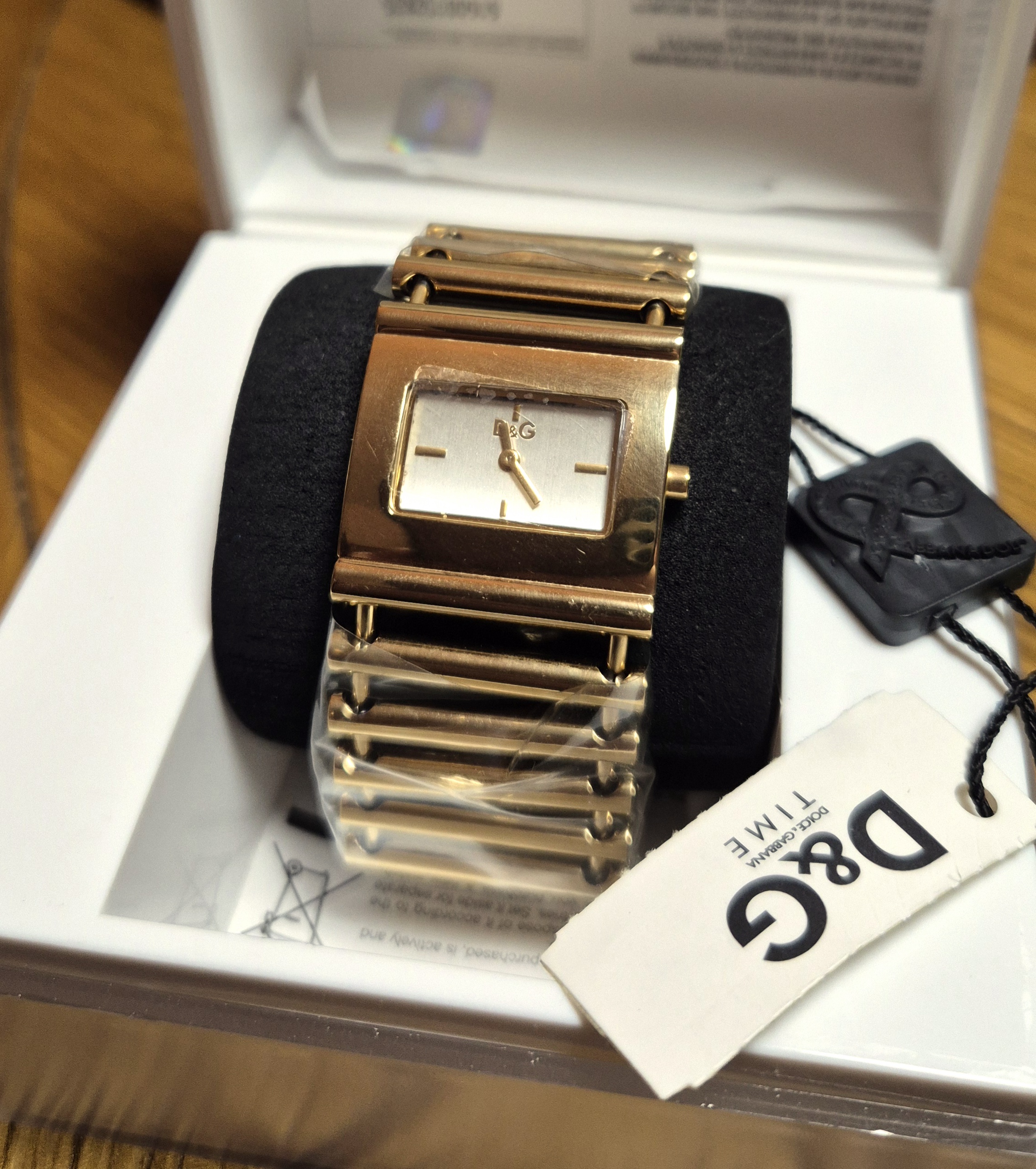 As New, still in original wrap.
RETRO LUXURY GOLD PLATED ST