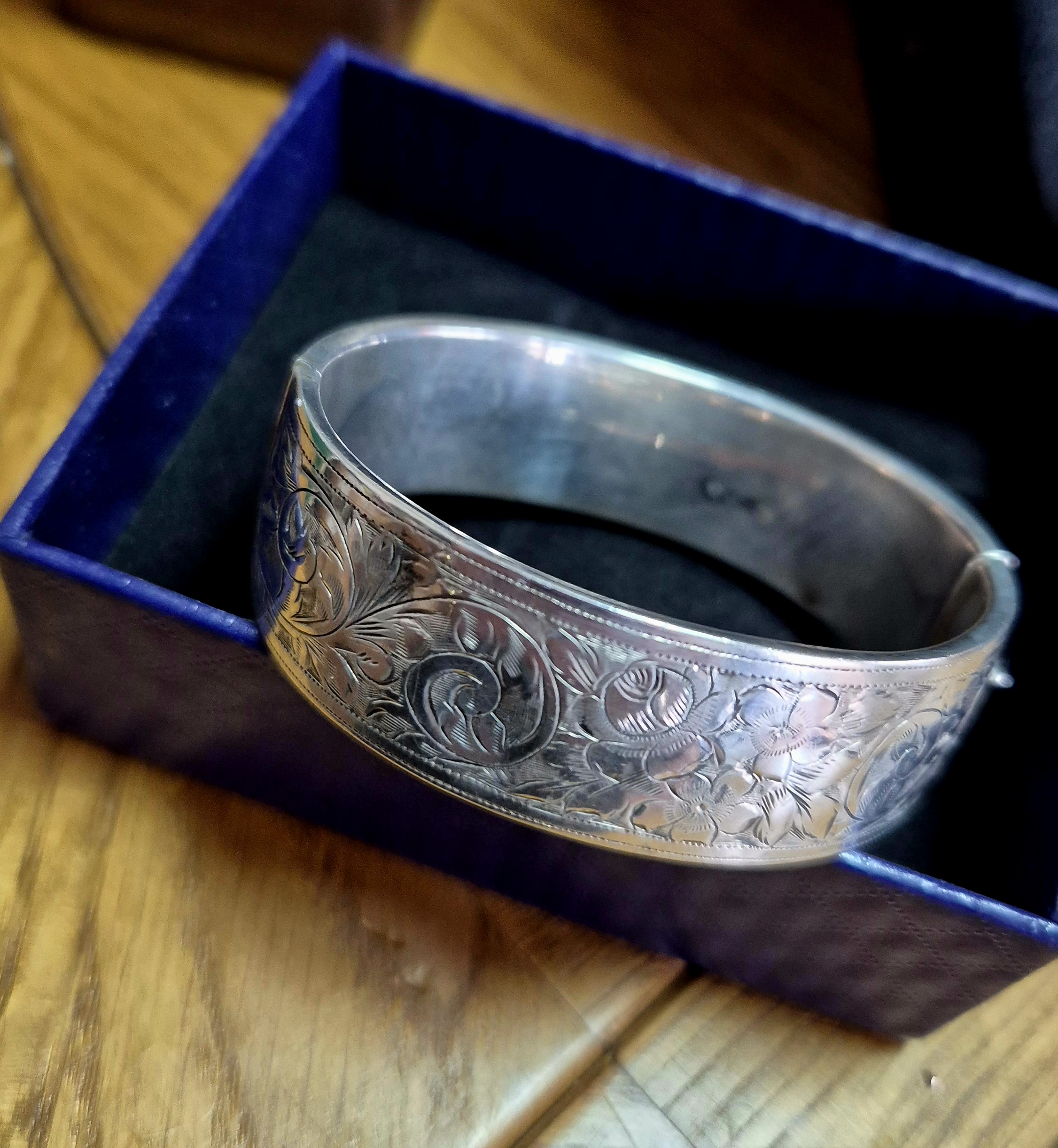 A Vintage Sterling Silver Hinged Bangle - Foliage Pattern. U